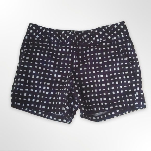 Tommy Hilfiger Pants - Tommy Hilfiger Pattern Summer Shorts w/ Pockets